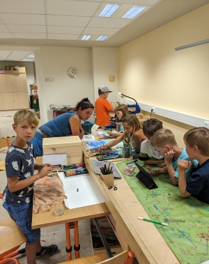 Kinder an Werkbänken